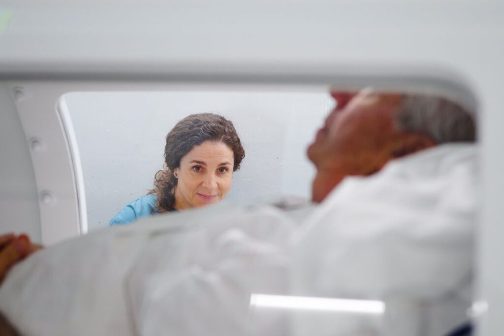 La Dra. Cristina Lozano durante una sesión de Medicina Hiperbárica.
